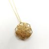 collana ciondolo a forma di fiore con filo lavorato