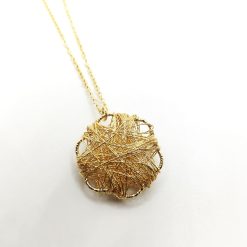 collana ciondolo a forma di fiore con filo lavorato